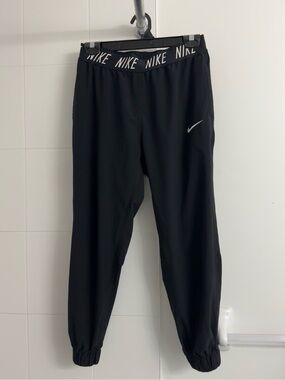 Women’s Nike Black Dri-FIT quarter-length Joggers